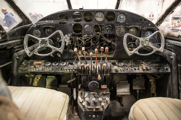 Cockpits von abgestürzten Flugzeugen mit "matching numbers" waren genauso aufregend …