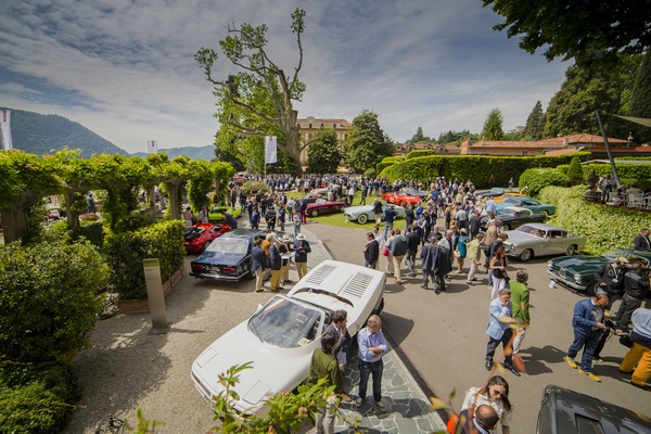 Image: Concorso d'Eleganza Villa d'Este 2015 - View over the park of the Villa d'Este and the participating vehicles, with the Panther Six at the very front