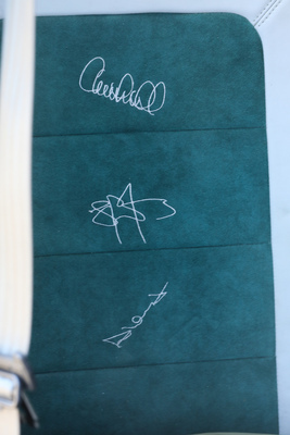 Connaught Type-D GT (2006) - Unterschriften der Macher auf dem Rücksitz