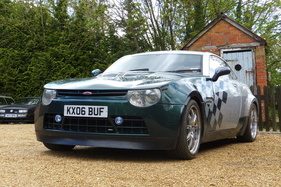 Connaught Type-D GT (2006) - der Fahrwerkstestwagen mit Alukarosserie und Schild "KX06 BUF"
