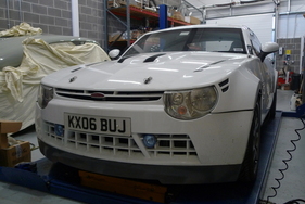 Connaught Type-D GT (2006) - mit CRP-Karosserie und Schild "KX06 BUJ"