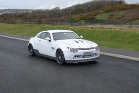 Connaught Type-D GT (2006) - mit CRP-Karosserie und Schild "KX06 BUJ"