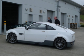 Connaught Type-D GT (2006) - mit CRP-Karosserie und Schild "KX06 BUJ"