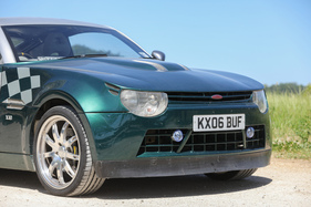 Connaught Type-D GT (2006) - mit grossen Scheinwerfern mit 18 Zentimetern Durchmesser für maximale Lichtausbeute mit H4