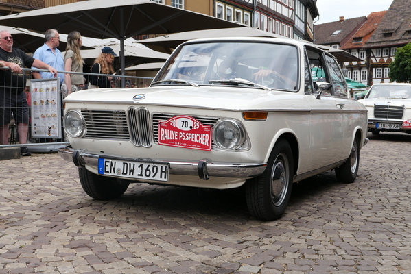 Conny und Dieter Wollner in ihrem frühen und unverbastelten BMW 2002 von 1970 – Einbecker Oldtimertage 2025