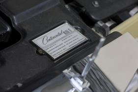 Continental Mark IV (1972) – Adel verpflichtet: chromgefasste Datentafel auf dem Schlossträger der Motorhaube