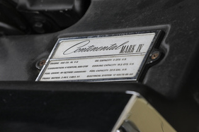 Continental Mark IV (1972) – Adel verpflichtet: chromgefasste Datentafel auf dem Schlossträger der Motorhaube