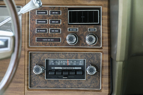 Continental Mark IV (1972) – Ausgeschriebene Worte statt Piktogramme auf den Warnleuchten. Daneben: Scheibenwascher und ein fünfter Zigarrenanzünder