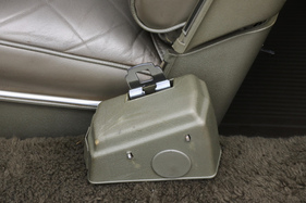 Continental Mark IV (1972) – Billig wirkendes Plastikgehäuse für den Beckengurt