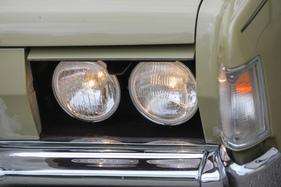 Continental Mark IV (1972) – Ebenfalls typisch sind die hinter einer Klappe verborgenen Doppelscheinwerfer