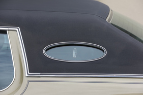 Continental Mark IV (1972) – Im ersten Jahr war das Opera Window noch ein 81,84 Dollar teures Extra. Bemerkenswert: der verspielte Übergang von Karosserie zu Vinyldach