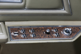 Continental Mark IV (1972) – Kommandozentrale für Aussenspiegel, Sitze und Fenster