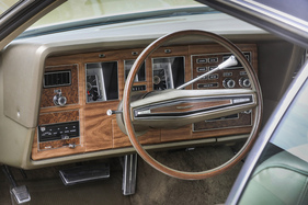 Continental Mark IV (1972) – Kunststoff-Armaturenbrett in "Kashmir Walnut" mit Intarsien in "Baby Burl Walnut"