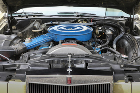 Continental Mark IV (1972) – Sanfter Riese: aus 7,5 Litern Hubraum holt der V8 212 Netto-SAE-PS. Blauer Luftfilter und Ventildeckel sind typisch Ford