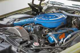 Continental Mark IV (1972) – Sanfter Riese: aus 7,5 Litern Hubraum holt der V8 212 Netto-SAE-PS. Blauer Luftfilter und Ventildeckel sind typisch Ford