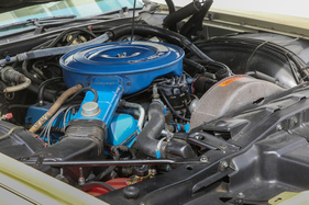 Continental Mark IV (1972) – Sanfter Riese: aus 7,5 Litern Hubraum holt der V8 212 Netto-SAE-PS. Blauer Luftfilter und Ventildeckel sind typisch Ford