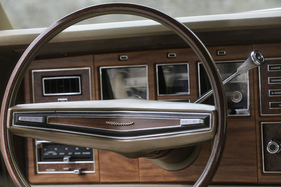 Continental Mark IV (1972) – Schön geformter, vollmetallner Wählhebel. Auf dem Lenkrad die Tasten der Cruise Control