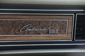 Continental Mark IV (1972) – Schriftzug vor dem Beifahrer. Was aussieht wie Holz und Metall, ist einheitlich Kunststoff, aber zweifellos hübsch anzuschauen