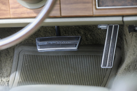 Continental Mark IV (1972) – Überbreites Bremspedal mit Verweis auf das Antiblockiersystem der Hinterräder