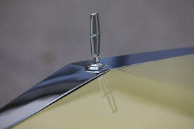 Continental Mark IV (1972) – Vier ist grösser als drei: der vierzackige Lincoln-Stern thront auf dem Kühlergrill wie sein Mercedes-Pendant