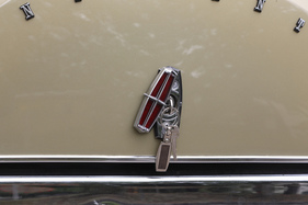 Continental Mark IV (1972) – Vorbild Cadillac: Das Kofferraumschloss versteckt sich hinter dem Markenlogo