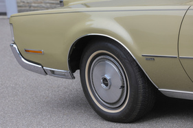 Continental Mark IV (1972) – Vorderer Überhang wie ein Linienbus. Darin untergebracht: Standlicht, Positionslicht und Abbiegelicht