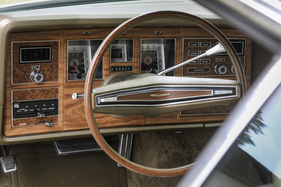 Continental Mark IV (1972) – Zweispeichenlenkrad mit "Rim-Blow Horn", also Hupenbetätigung im Lenkradkranz