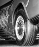 Continental-Reifen auf dem BMW, Goldwaben im Hintergrund - Genfer Autosalon 1968