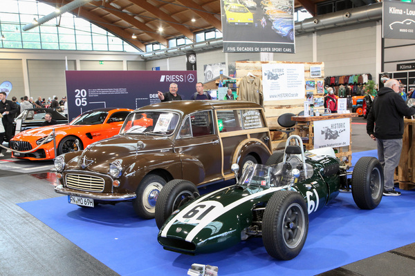 Cooper T53 (1959) - mit 2-Liter-Climax-Motor und 250 PS bei 7300 Umdrehungen, zusammen mit Morris Minor ausgestellt - Motorworld Classics Bodensee 2022