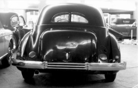 Cord 810 (1936) - Heckansicht der geschlossenen Version "Sedan" - gesehen an einer Auktion im Jahr 1977