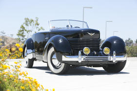 Cord 812 Phaeton (1937) - als Lot 062 an der Bonhams Quail Lodge Auction am 14. August 2015