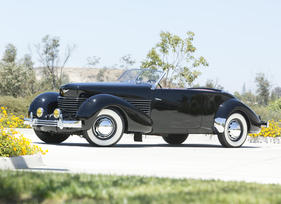 Cord 812 Phaeton (1937) - als Lot 062 an der Bonhams Quail Lodge Auction am 14. August 2015