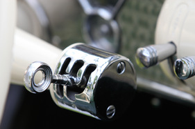 Cord 812 S/C (1937) - über diese kleine Kulisse rechts vom Lenkrad wird der Gangwechsel elektrisch aktiviert