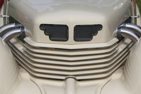 Cord 812 S/C (1937) - der um den Bug gebogene Kühler war ein neues Design-Element