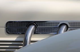 Cord 812 S/C (1937) - das Design-Element der aussenliegenden Rohre fand sich auch an anderen Automobilen