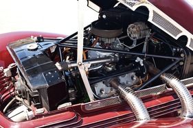 Cord 812 Supercharged “Sportsman” Convertible Coupe (1937) - Blick in den Motorenraum - Fahrzeug durch RM an der Monterey Auction 2012 versteigert