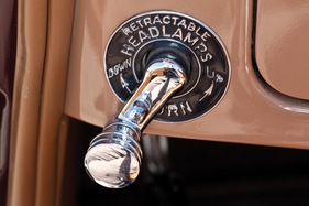 Cord 812 Supercharged “Sportsman” Convertible Coupe (1937) - mit dieser Kurbel werden die Frontscheinwerfer gehoben und gesenkt - Fahrzeug durch RM an der Monterey Auction 2012 versteigert