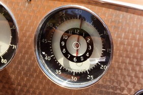 Cord 812 Supercharged “Sportsman” Convertible Coupe (1937) - schön gestaltete Uhr - Fahrzeug durch RM an der Monterey Auction 2012 versteigert