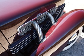 Cord 812 Supercharged “Sportsman” Convertible Coupe (1937) - verchromte Auspuffrohre bei den Kompressormodellen - Fahrzeug durch RM an der Monterey Auction 2012 versteigert