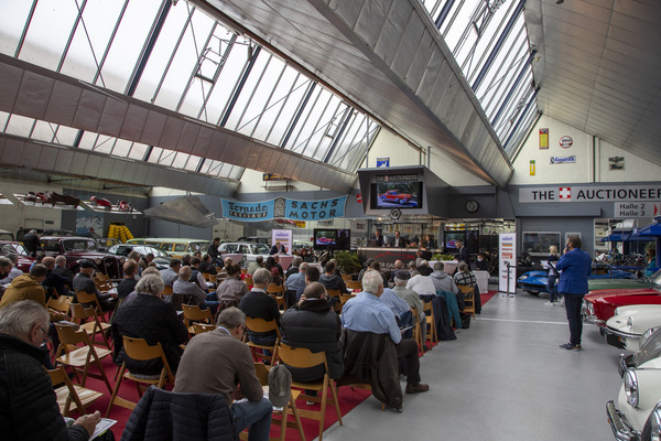 Corona-bedingt blieben viele Stühle leer - Versteigerung der Oldtimer Galerie Toffen vom 17. Oktober 2020