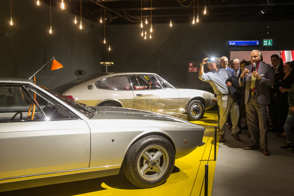 Corrado Lopresto erklärt die Details des Alfa Romeo 1750 GT - Sonderschau "Italo-Design 1968-1978 - Collezione Lopresto" im Verkehrshaus Luzern 2018