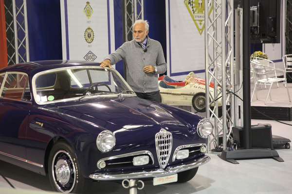 Corrado Lopresto erklärt die Feinheiten eines seiner Sammlerfahrzeuge - Auto e Moto d'Epoca 2014