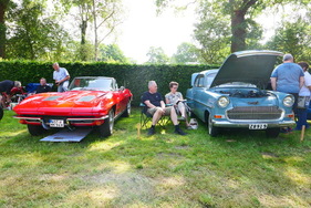 Corvette C2, 1963, unverbastelt, 4-Gang, angeboten für € 75’000.- und Opel Olympia Rekord, 1957, schwedische Papiere, angeboten für € 7750.- – Bockhorner Oldtimermarkt 2025