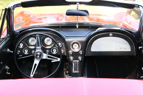 Corvette C2, 1963, unverbastelt, 4-Gang, angeboten für € 75’000.- und Opel Olympia Rekord, 1957, schwedische Papiere, angeboten für € 7750.- – Bockhorner Oldtimermarkt 2025