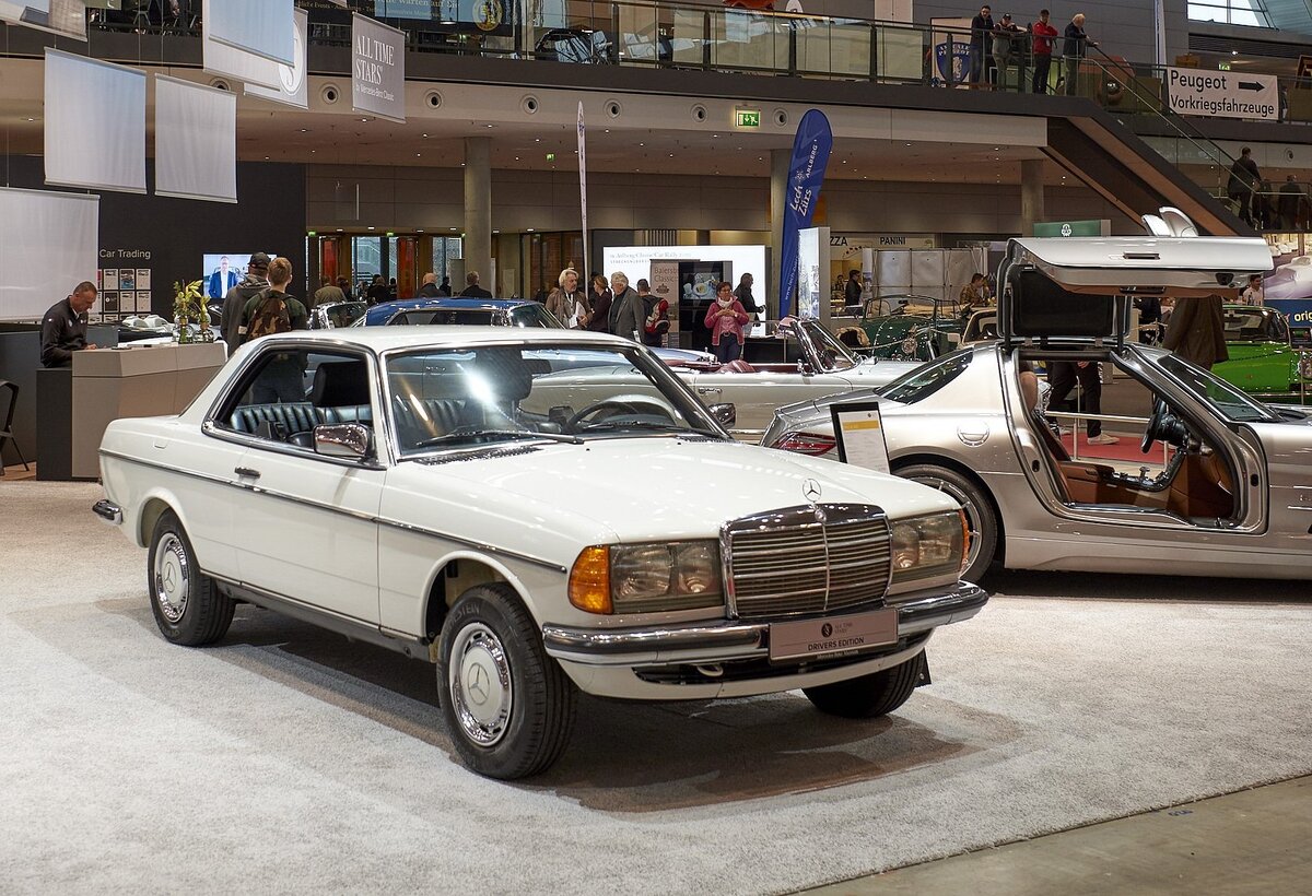 Coupé der Baureihe W123 an der Retro Classics Stuttgart 2020