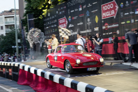 Coupés waren wie geschaffen für Langstreckenrennen - Wie zum Beispiel der DKW Monza von 1956 bei der Mille Miglia in Italien. (1956)