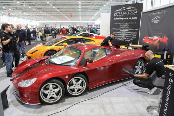 Bild Covini C6W (2008) - Supersportwagen mit sechs Rädern beim Aufbereiter - Auto e Moto d'Epoca Bologna 2023