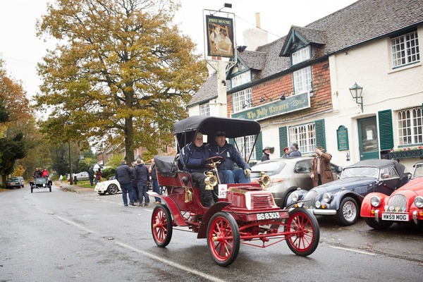 Bild Crestmobile Datachable Tonneau (1904) - am Bonhams London to Brighton Veteran Car Run 2014