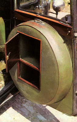 Crossley Streamline (1933) – Hatte das Auto nur ein Reserverad, sass in der anderen Tür eine Bar