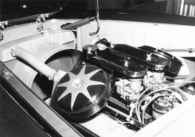 Cunningham  (1953) - der Motor stammt von Chrysler und hat acht Zylinder in V-Form